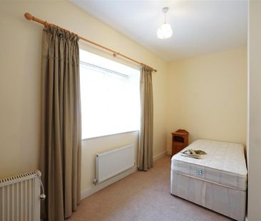 3 bedroom end of terrace house to rent - Photo 2