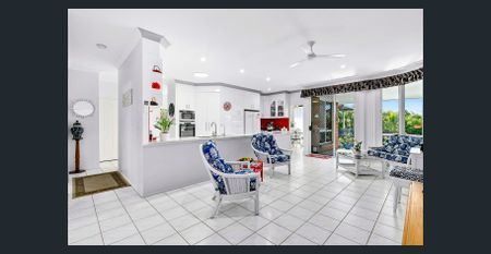 IMMACULATE FAMILY HOME IN IDEAL LOCATION - Photo 2