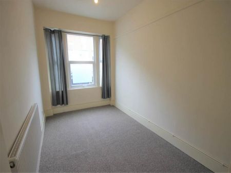 3 bedroom flat to rent - Photo 3