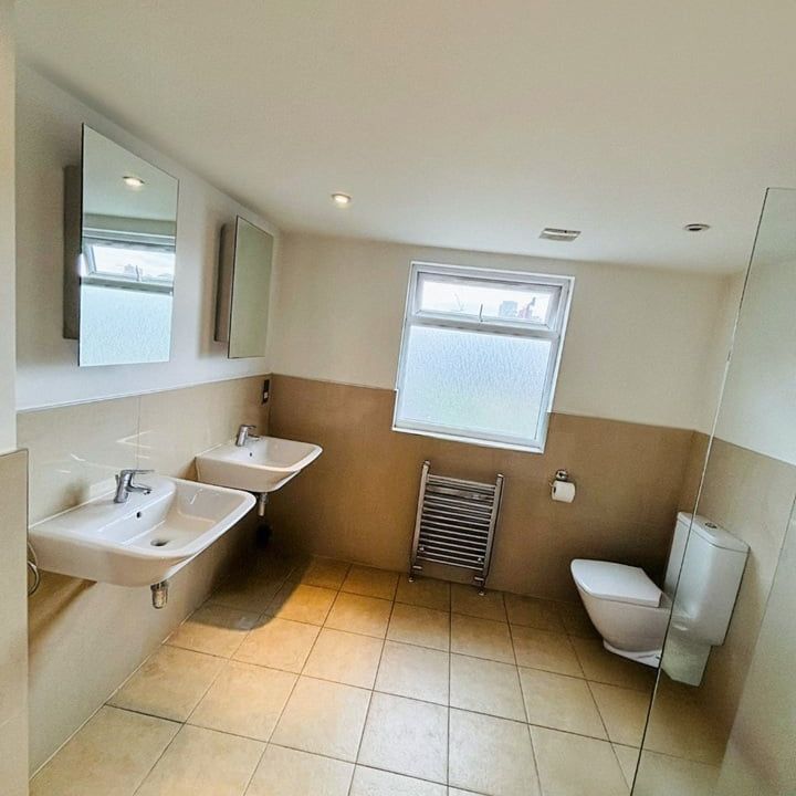 Room in a Shared House, With Garden And Jacuzzi, SW18 - Photo 1