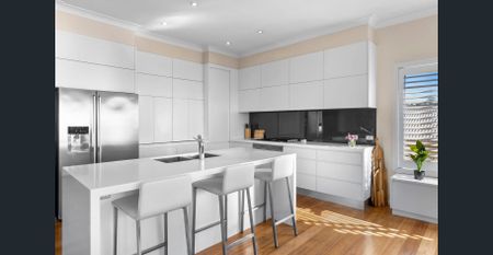 North-Facing Family Entertainer with Pool - Photo 4