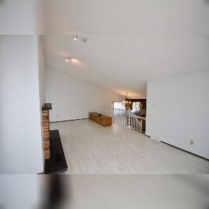 3 Bed 1.5 Bath Suite Single Garage Central Edmonton - Photo 1