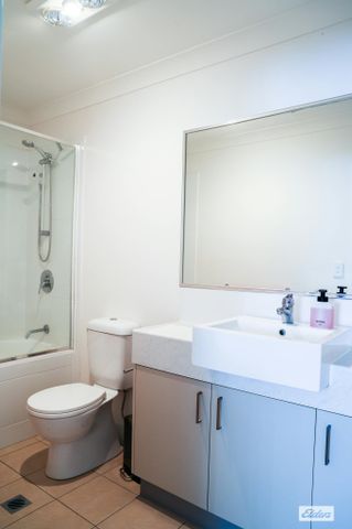 Comfortable Modern Townhouse - Photo 5