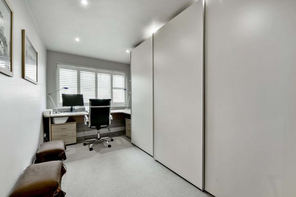 An immaculate four bedroom detached home located on a private road in Bourne End - Photo 1