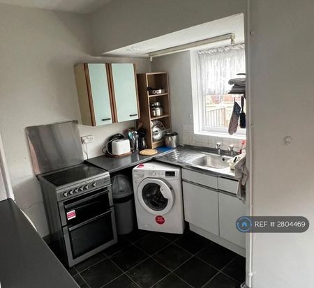 1 bedroom in a house share to rent - Photo 4