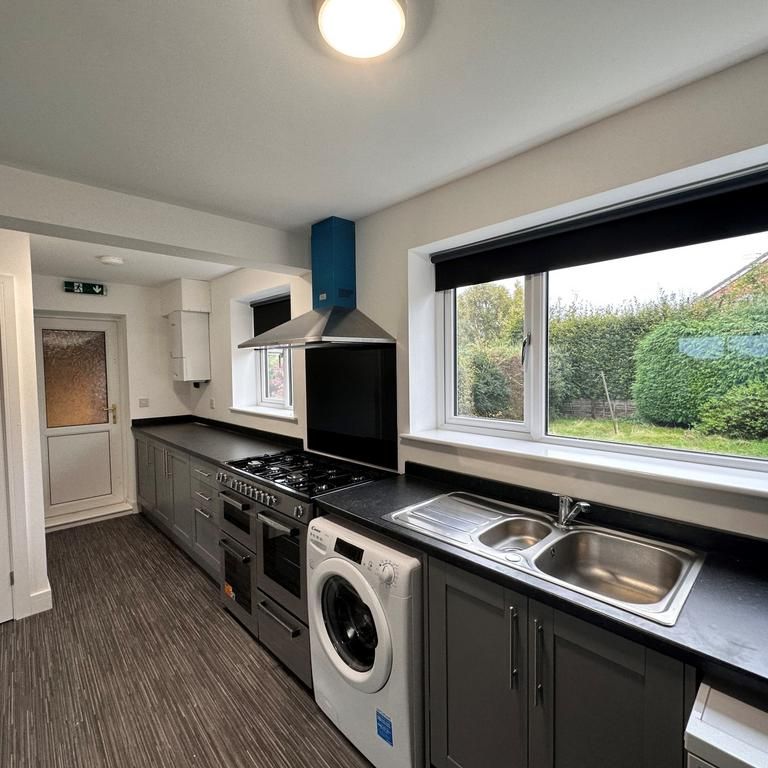 6 bedroom semi-detached house to rent - Photo 1