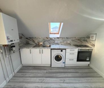 Price £1,600 pcm - Available Now - Unfurnished - Photo 5