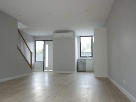 NEAR NEW 3 BEDROOM TOWNHOUSE IN HEART OF SPRINGVALE - Photo 5