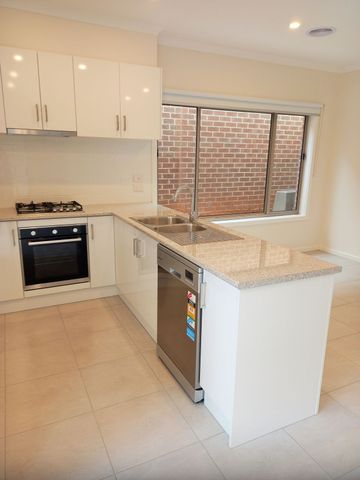 BEAUTIFULLY PRESENTED MODERN TOWN HOUSE IN QUIET LOCATION - Photo 5