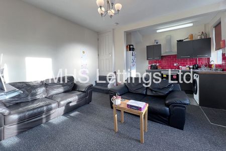 3 Bedroom Mid Terraced House for rent in Graham Avenue - Photo 3