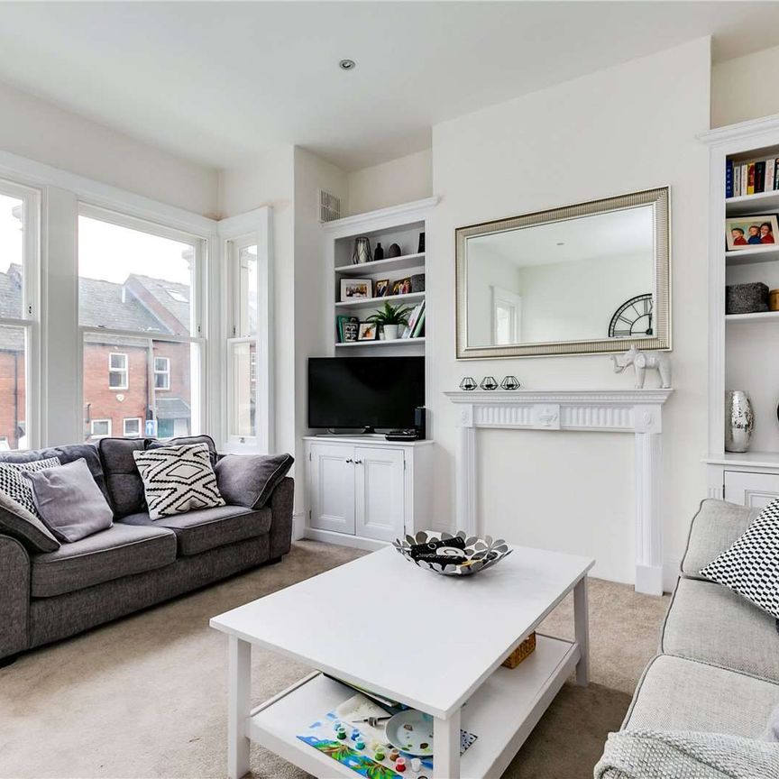 Charming two bedroom split-level flat offering over 800 sq. ft of living space, close to Clapham Junction. - Photo 1