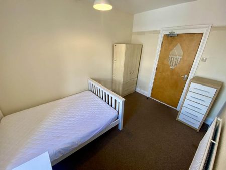 4 bedroom flat to rent - Photo 4