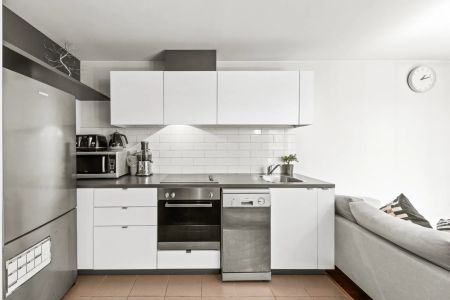 Fully Furnished 1-Bedroom + Study | Balcony + Car Space | Prime Windsor Location | 1 Week Rent-Free! - Photo 4