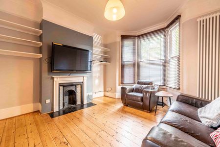 5 Bed Terraced House, Warwick Road, E15 - Photo 3