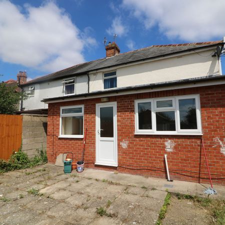 OX Living is proud to present this high-quality 5-bedroom co-living property, perfect for working professionals. Room 2 - Photo 4