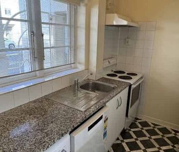 SMARTLY PRESENTED ART DECO APARTMENT: - Photo 4