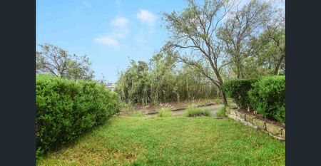 PERFECT, QUIET COURTYARD APARTMENT - Photo 4