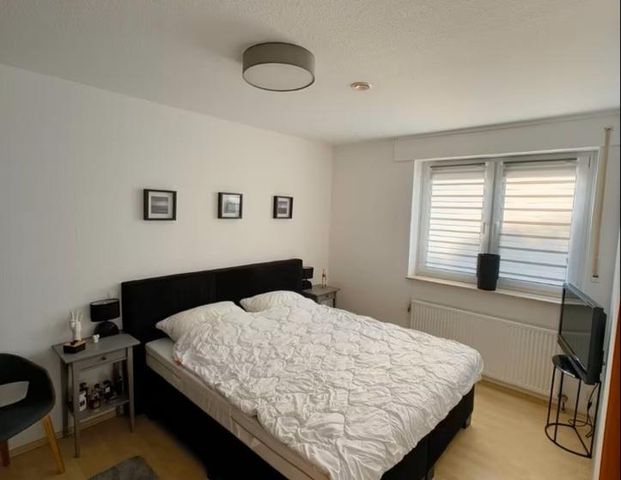 Ruhige 2-Zi Souterrain Wohnung mit Terrasse, EBK und Garage - Foto 1