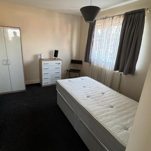 1 bedroom in a house share to rent - Photo 2