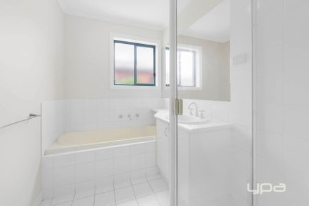 COZY & REFRESHED 2 BEDROOM UNIT IN THE HEART OF ST ALBANS - Photo 2