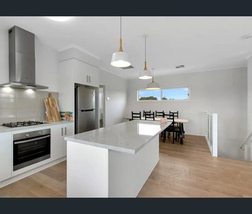 Beautifully presented, semi-furnished, coastal home - Photo 1