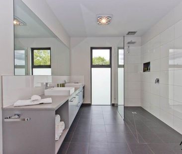 Stylish & modern townhouse with views - Photo 6
