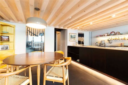 A spectacular 926sq ft one bedroom apartment in this exclusive converted commercial premises. - Photo 4
