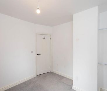 2 bedroom semi-detached house to rent - Photo 5