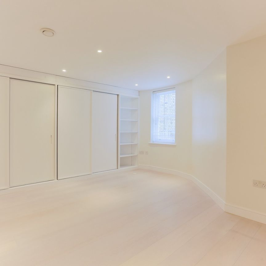 1 Bedroom Flat, Gerrard Street, London, Greater London, Soho, W1D - Photo 1