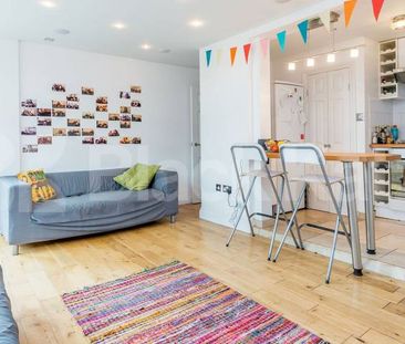 Modern three bed with big lounge wood floors and a modern kitchen &... - Photo 2