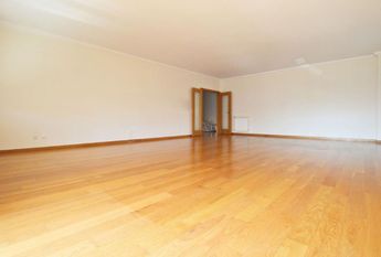 Apartamento T4 em condomínio com piscina e jardim na Beloura