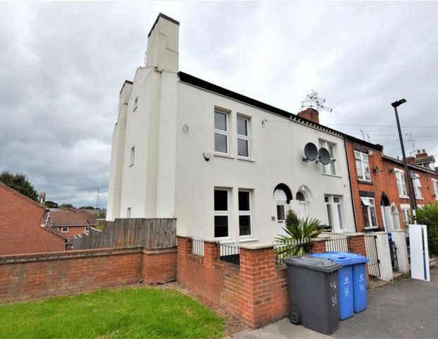 Spacious Derby City Living Bedroom 4 - Photo 1
