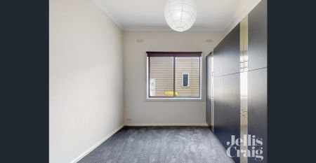 Beautifully renovated, large 3 bedroom house in perfect location! - Photo 2