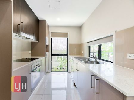 TWO BEDROOM TOWNHOUSE W/ PRIVATE COURTYARD ! - Photo 2