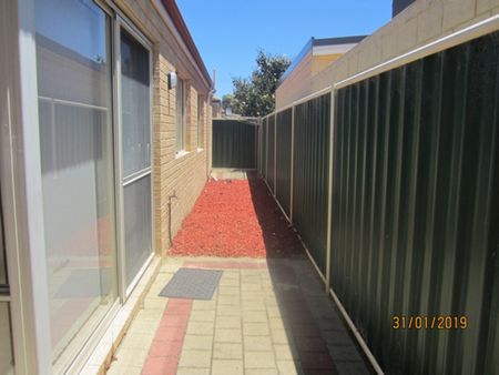 Low Maintenance & Secure - Photo 4