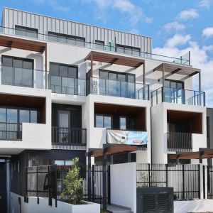 TWO BEDROOM GEM IN THE HEART OF SHOPS, CAFES & MORE! - Photo 3