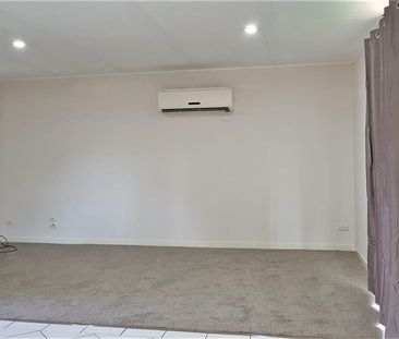 Large fully fenced yard close to schools and shops - Photo 6