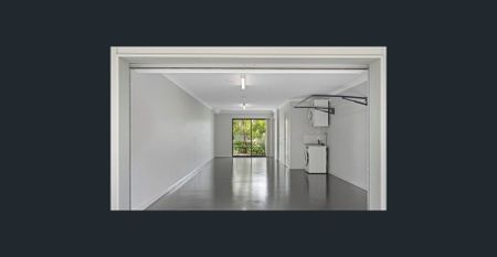 Stunning three level town house - modern, continently located - and still has that homely feel! - Photo 4