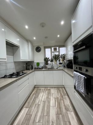Room in a Shared Flat, Alverton Court, SW18 - Photo 1