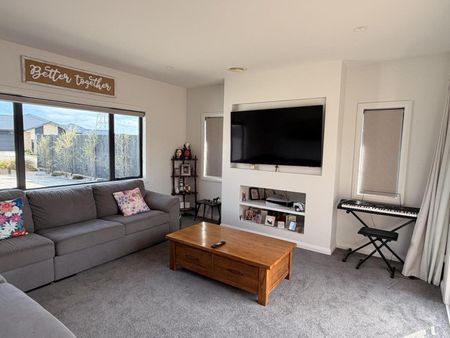 Sunny, Stylish and Spacious! - Photo 3