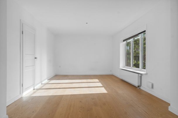 Renoveret 3 plans villa med skøn have, Aarhus N - Photo 1