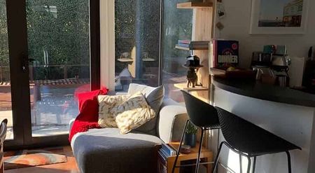 Huge 4 Bedroom Furnished Home - Photo 2