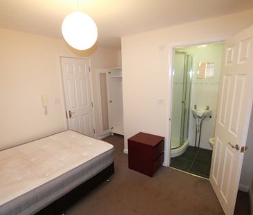 8 Bed Terraced House, College Road, RG6 - Photo 3
