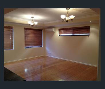 STUNNING THREE BEDROOM, TWO BATHROOM TOWNHOUSE! - Photo 2