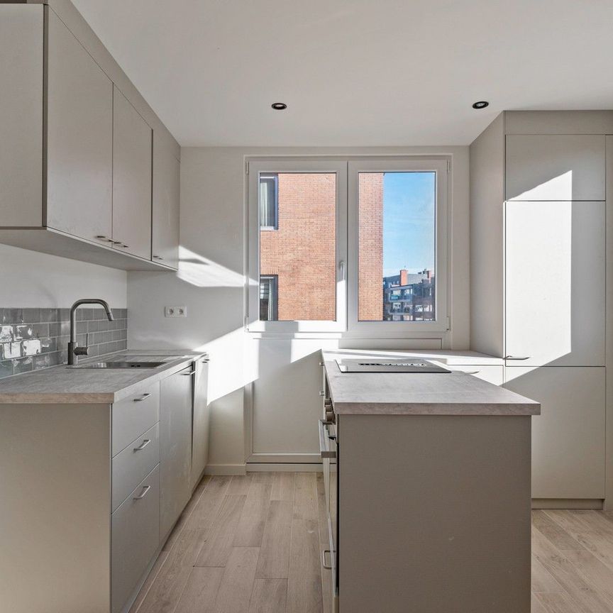 Modern en lichtrijk appartement op toplocatie in Brasschaat - Photo 1