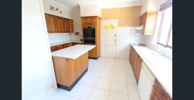 WALKING DISTANCE TO WARWICK FARM STATION - Photo 1