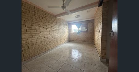 Spacious 3-Bedroom Home with Enclosed Garage - Photo 4