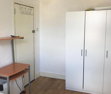 Room in a Shared House, Albert Square, E15 - Photo 4