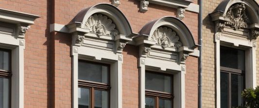 Sanierte denkmalgeschützte Altbauwohnung mit Balkon und Gartenanteil ! - Photo 1