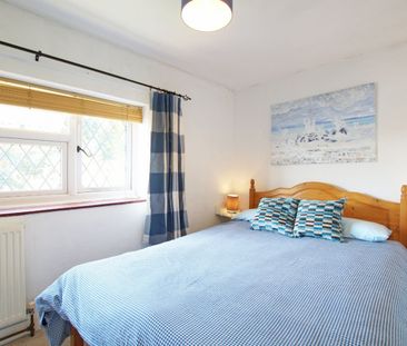 A characterful three-bedroom fisherman’s cottage in Selsey, with ga... - Photo 6